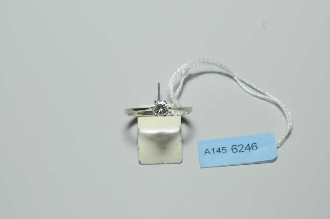 Solitaire Kurz. 750 Weissgold. 1 Brillant 0.27 ct: Solitaire Kurz. 750 Weissgold. 1 Brillant 0.27 ct H/I-vs. Gr. 50, 1,9 g.