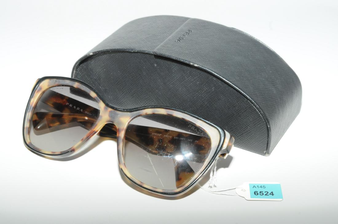 Prada, Sonnenbrille Schildpatt-imitierender Kunststoff.: Prada, Sonnenbrille Schildpatt-imitierender Kunststoff. In Original-Etui. Tragespuren.