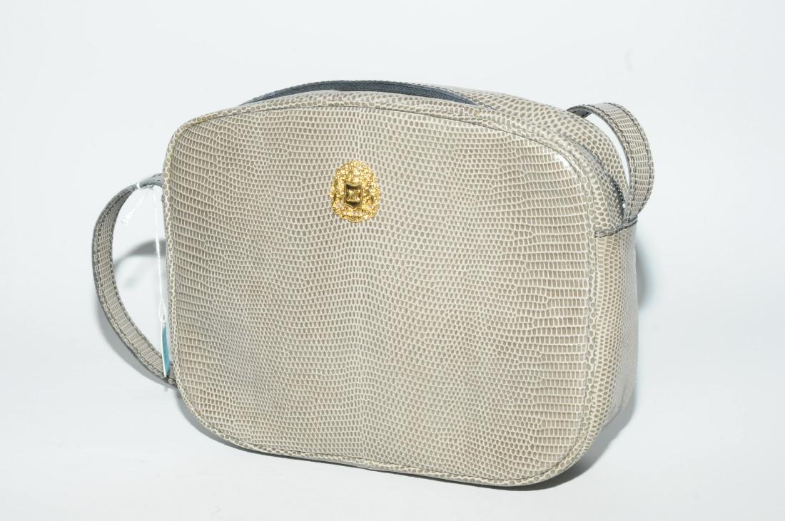 Céline, kleine Handtasche Graues Leder aus: Céline, kleine Handtasche Graues Leder aus Eidechsenoptik. Langer, verstellbarer Riemen. Reissverschluss. In Original-Schutzbeutel. 20x16x6 cm. Guter Zustand. Kleinste Flecken.