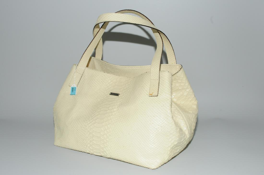 Max Mara, Handtasche Cremefarbenes Leder in: Max Mara, Handtasche Cremefarbenes Leder in Schlangenoptik. Zwei Traggriffe. Drucknopfverschluss. In Original-Schutzbeutel. 30x22x18 cm. Kleiner Fleck, seitlich kleiner Riss bei einer Schuppe, sonst g