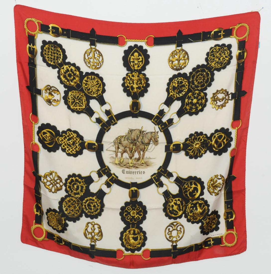 Hermès, Carré "Cuivreries" Seide. Weisser Grund und: Hermès, Carré "Cuivreries" Seide. Weisser Grund und rote Umrandung. 86x86 cm. Fleckig. Reinigungsbedürftig.