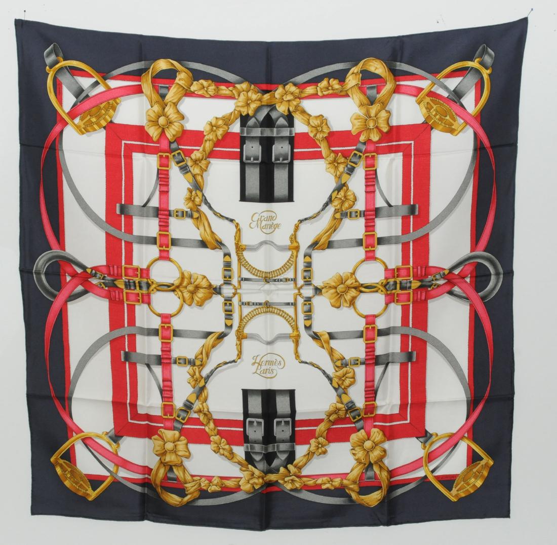 Hermès, Carré "Grand Manège" Seide. Weisser Grund und: Hermès, Carré "Grand Manège" Seide. Weisser Grund und dunkelgraue Umrandung. 89x89 cm. Neuwertig.