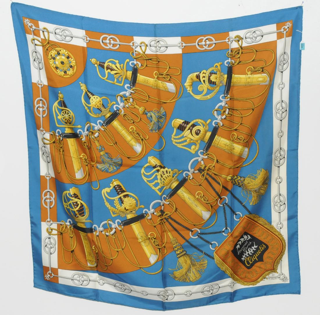 Hermès, Carré "Cliquetis" Seide. In Weiss, Blau und: Hermès, Carré "Cliquetis" Seide. In Weiss, Blau und Braun. 89x89 cm. Etwas fleckig. Reinigungsbedürftig.