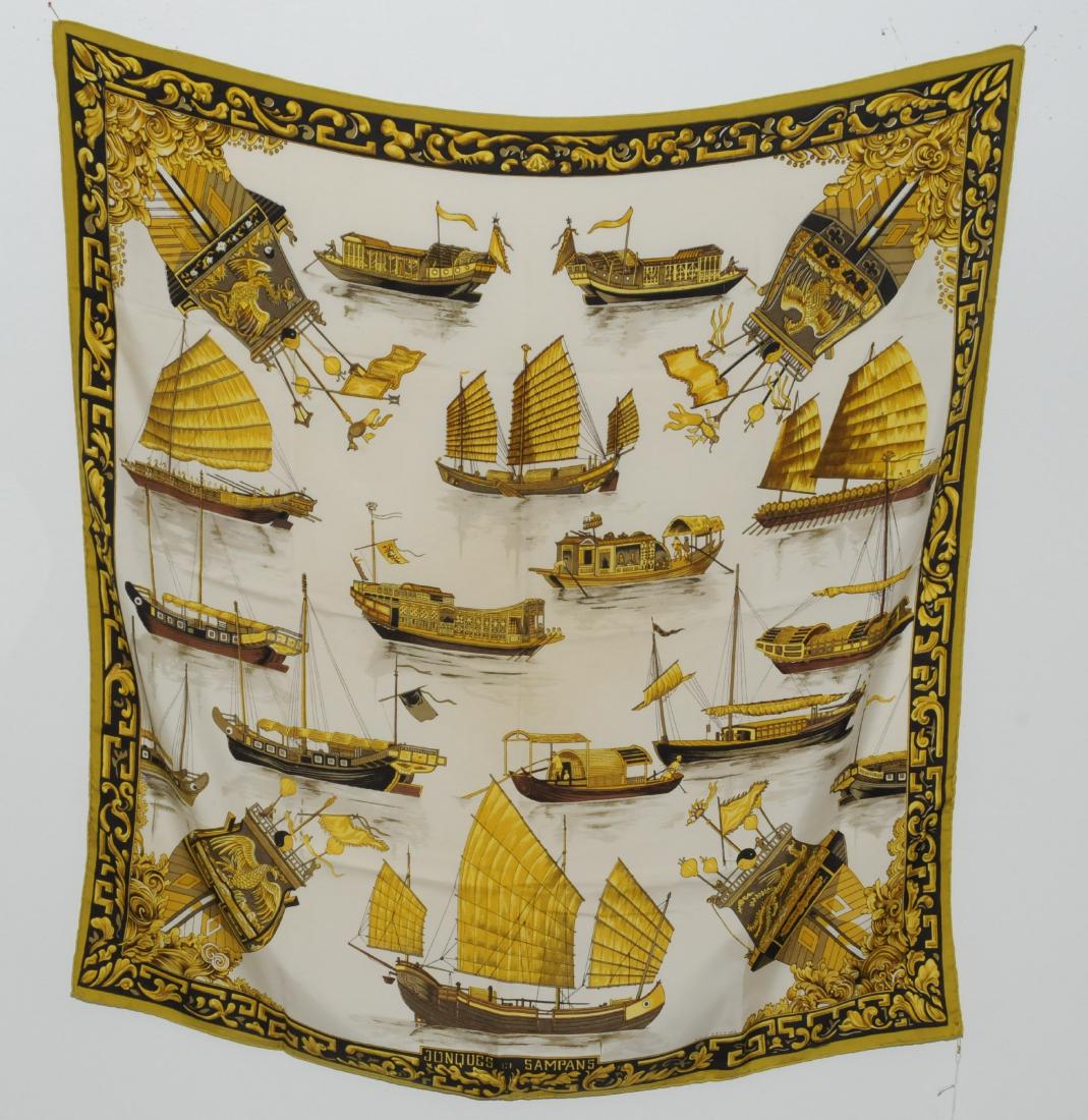 Hermès, Carré "Junques et Sampans" Seide. Weisser Grund: Hermès, Carré "Junques et Sampans" Seide. Weisser Grund und senffarbene Umrandung. 86x86 cm. Gezogene Fäden. Fleckig. Reinigungsbedürftig.
