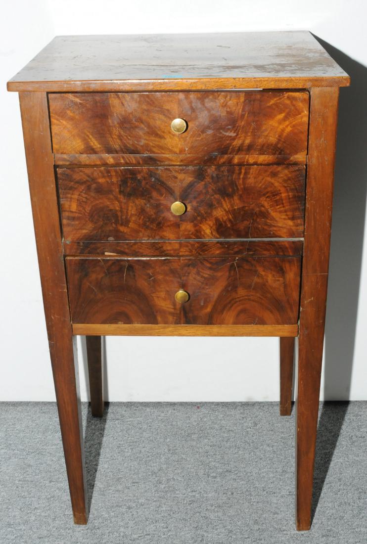 Nachttisch Biedermeier. Nussbaum. Dreischübiger gerader: Nachttisch Biedermeier. Nussbaum. Dreischübiger gerader Korpus auf geraden Beinen. Zu restaurieren. 40x33x73 cm.