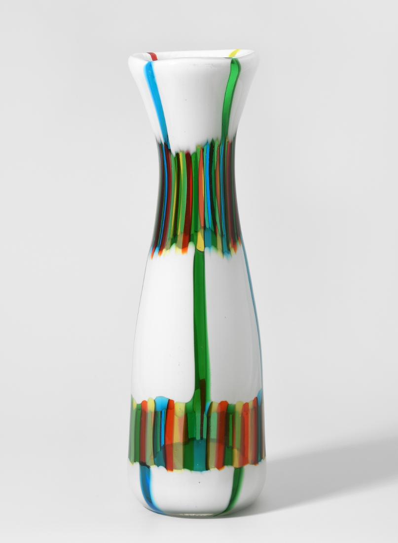 Vase, Ansolo Fuga, A.Ve.M. Entwurf um 1965. Ausführung: Vase, Ansolo Fuga, A.Ve.M. Entwurf um 1965. Ausführung um 1965–1975. Murano. Glas. Miteinander verschmolzene, verschiedenfarbige Stäbe, in zwei horizontal umlaufenden Bändern angeordnet, sowie gr