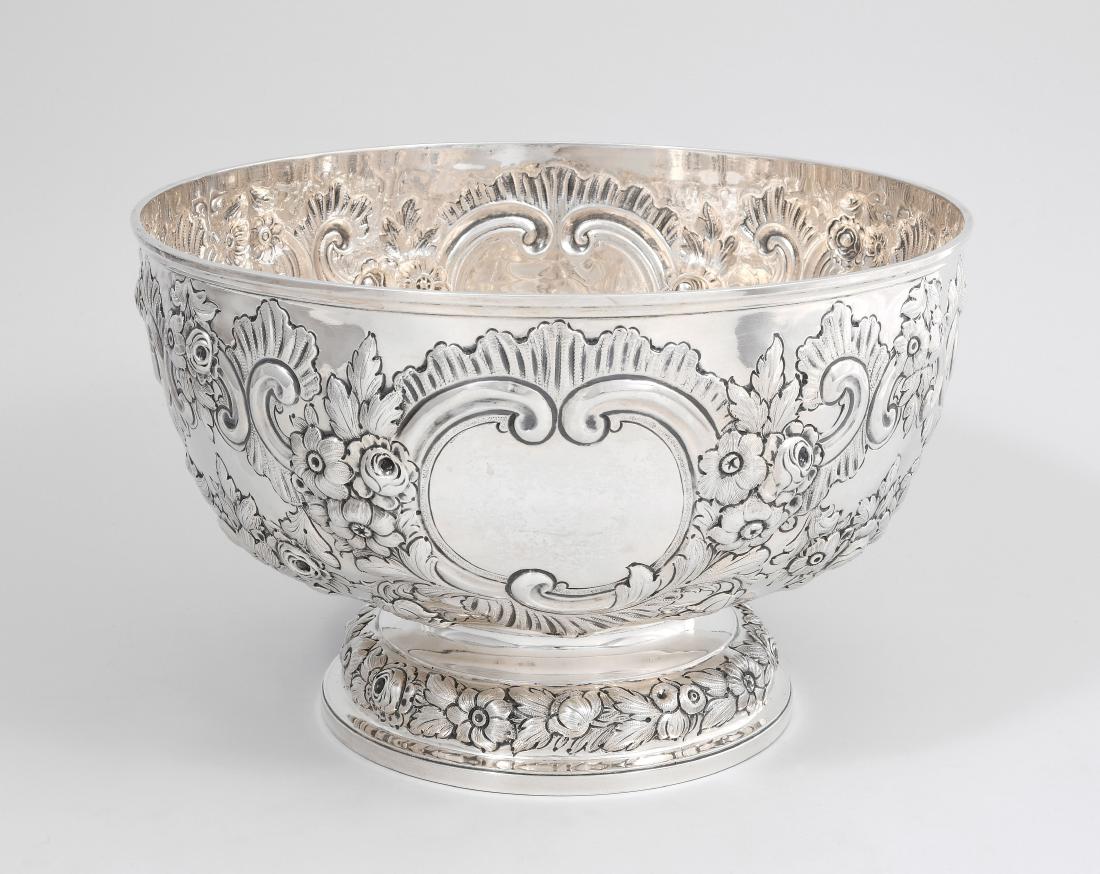 Bowlenschale/Weinkühler London, 1898. Silber.: Bowlenschale/Weinkühler London, 1898. Silber. Meistermarke Charles Stuart Harris. Weite, runde Form über eingezogenem Fuss. Wandung mit reliefiertem Rocaillen- und Blütendekor. Gemarkt, Feingehalt