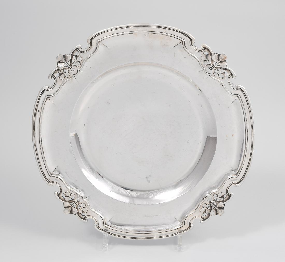 Platte Paris, um 1900. Silber. Meistermarke Alphonse: Platte Paris, um 1900. Silber. Meistermarke Alphonse Debain. Rundform, Fahne mit Voluten und durchbrochenem Blütendekor. Garantie-, Meistermarke, Feingehalt 950. D 31 cm, ca. 800 g. - Min. Gebrauchss