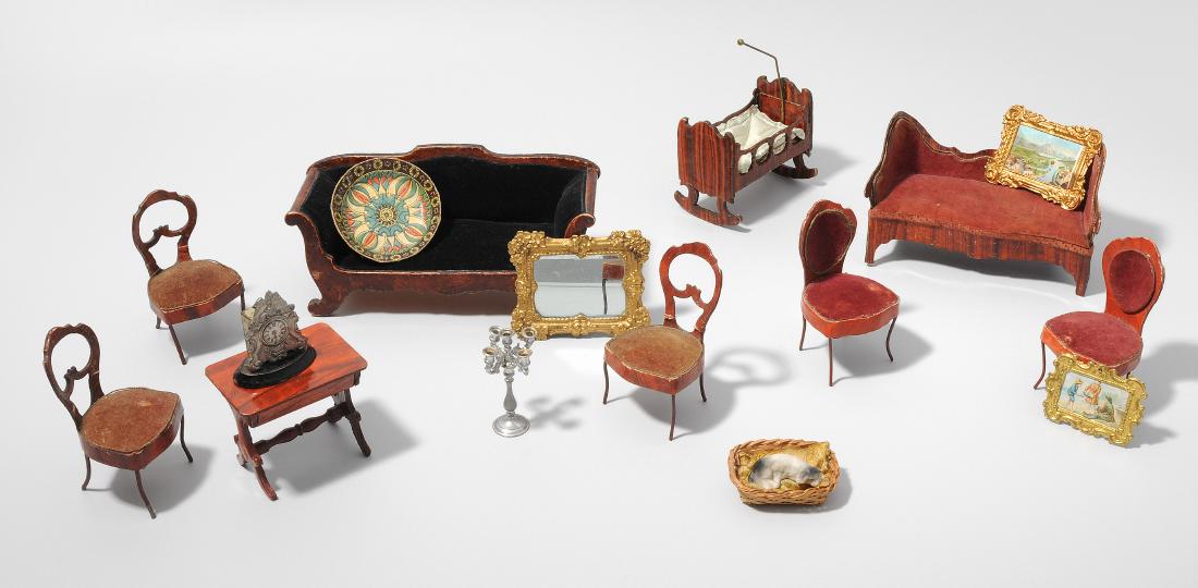 Lot Puppenstubenmöbel und -Zubehör Um 1910. (1) Möbel (1 of 1)