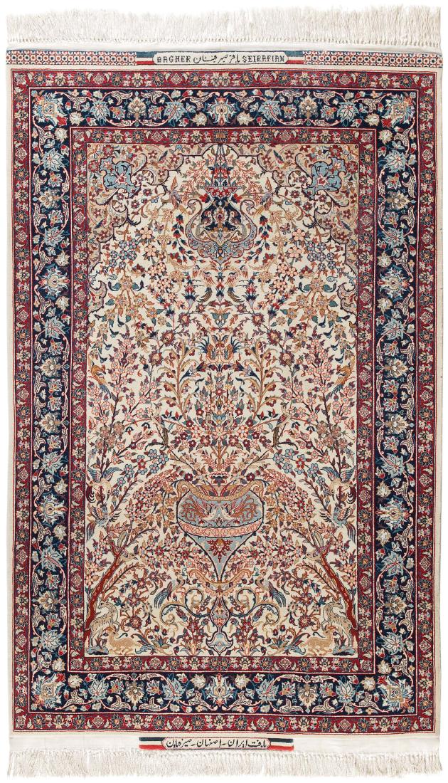 Isfahan-Seirafian Z-Persien, um 1970. Beidseitig: Isfahan-Seirafian Z-Persien, um 1970. Beidseitig signiert: oben mit "Seirafian Bagher" und unten mit "Persien Isfahan Seirafian". Flormaterial Korkwolle, Kette aus Seide. Extrafein geknüpfter Teppich