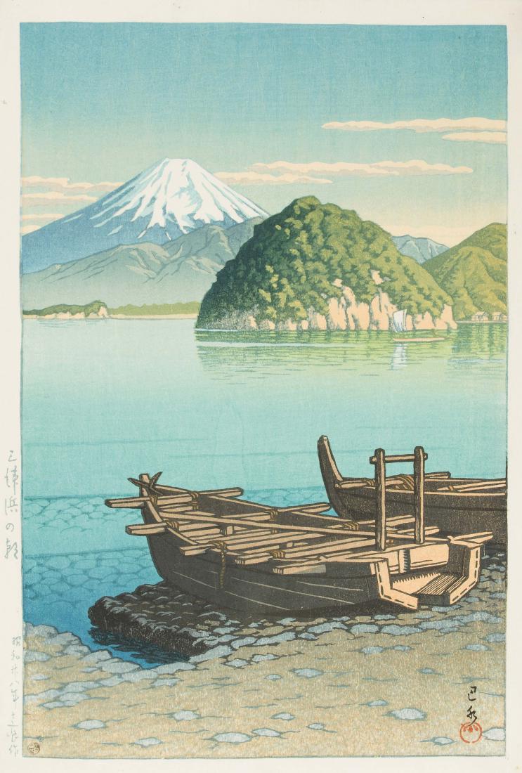 Lot: 2 Shin-Hanga und 2 Farbholzschnitte Kawase Hasui: Lot: 2 Shin-Hanga und 2 Farbholzschnitte Kawase Hasui (1883–1957). Spätdruck. Links betitelt "Mitsuhama no Asa" und datiert Shôwa 28 (1953). Watanabe-Verlegermarke. Leimbandspuren, leicht vergilbt