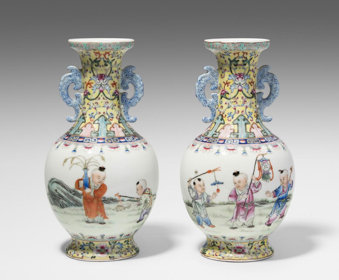 1 Paar Henkelvasen China, Republik-Zeit. Porzellan. (1 of 10)