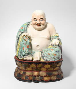 Budai China, 20.Jh. Porzellan. Fröhlich lachender Budai: Budai China, 20.Jh. Porzellan. Fröhlich lachender Budai in grünem Gewand, die Gebetskette in seiner Rechten, den Beutel in der Linken haltend. Vierzeichen-Prägemarke am Boden. H 28 cm. Mit lackiert