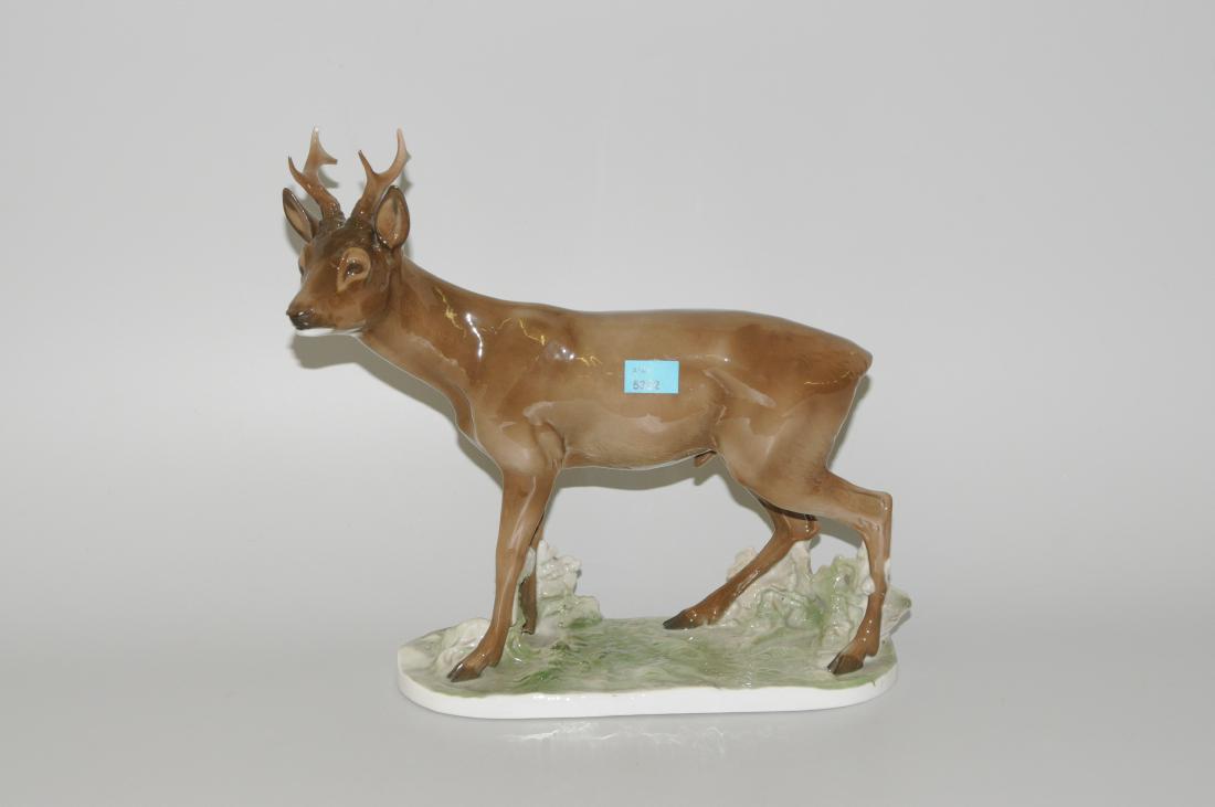 Tierfigur Rosenthal, Selb-Bavaria, um 1920. Entwurf von: Tierfigur Rosenthal, Selb-Bavaria, um 1920. Entwurf von Fritz Diller. Porzellan, polychrome Unterglasurbemalung. Rehbock. Modell-Nummer 261. H 28 cm. - Kleine Bestossungen am Geweih.
