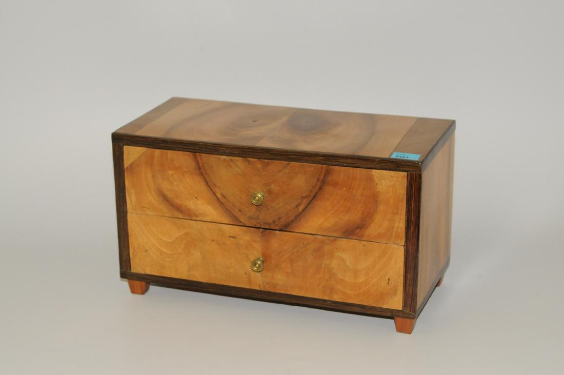 Miniaturkommode Biedermeier. Holz, furniert.: Miniaturkommode Biedermeier. Holz, furniert. 2-schübiger Korpus auf 4 konischen Füsschen mit Messing-Knäufen. 31x14x17,5 cm.