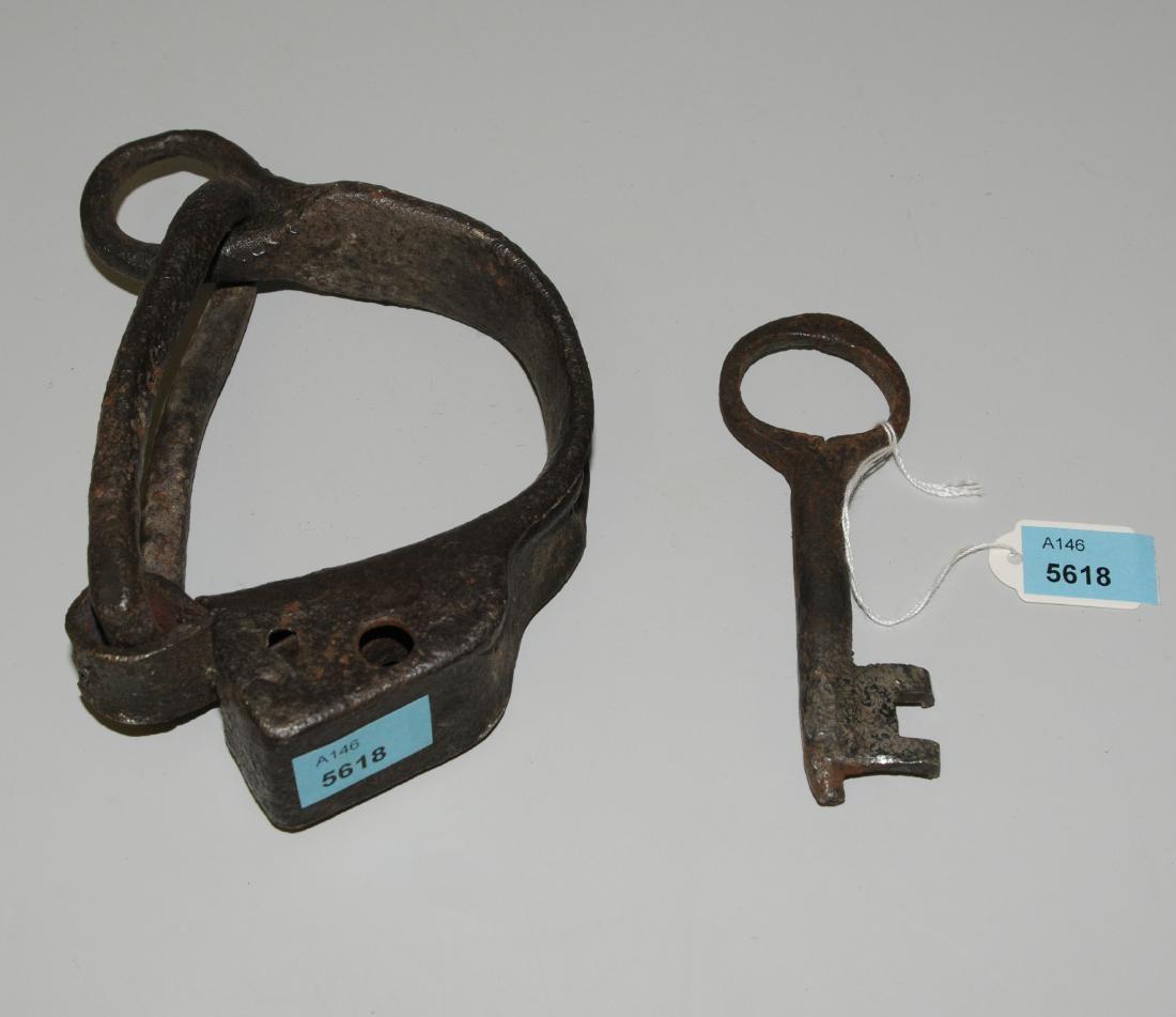 Fussfessel 17.Jh. Eisen. Mit Verschlusshülse und (1 of 1)