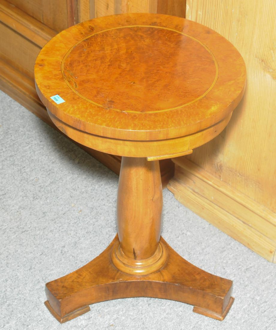 Gueridon Biedermeier 19/20. Jh. Nussbaum. Arrangiert.: Gueridon Biedermeier 19/20. Jh. Nussbaum. Arrangiert. Runde Platte auf balusterförmigem Schaft mit Stempelfuss. Gebrauchsspuren. 39x39x54 cm.