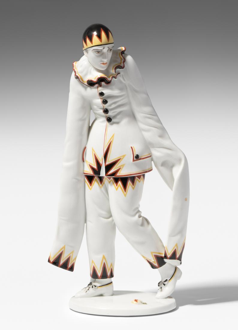 Figur, Rosenthal Um 1922. Schreitender Pierrot.: Figur, Rosenthal Um 1922. Schreitender Pierrot. Entwurf: Dorothea Charol. Kunstabteilung Bahnhof-Selb. Porzellan, sparsame Bemalung. Bezeichnet: Grüner Firmenstempel, Modellnummer 79, Künstlersignat