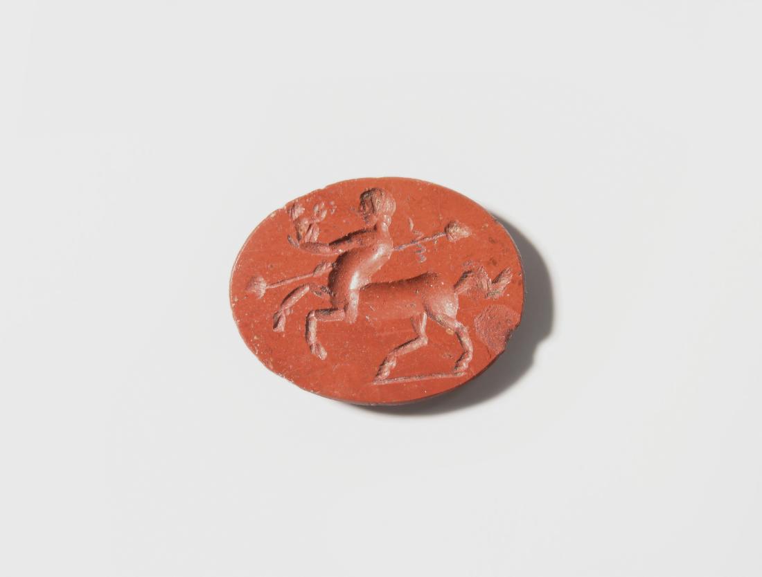 Intaglio Römisch, 1.–2.Jh. n.C. Jaspis. Breitoval,: Intaglio Römisch, 1.–2.Jh. n.C. Jaspis. Breitoval, flach. Kentaur, nach links schreitend. L 1,9 cm.
