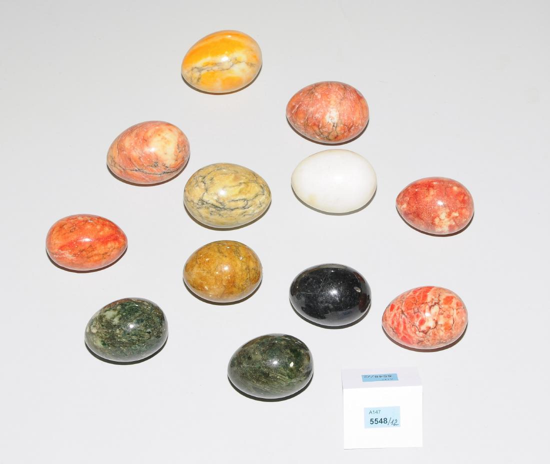 Lot: 12 Ziereier Geschliffene und polierte Eier, u.a.: Lot: 12 Ziereier Geschliffene und polierte Eier, u.a. aus Jaspis und Alabaster. H 5,5–6,5 cm.
