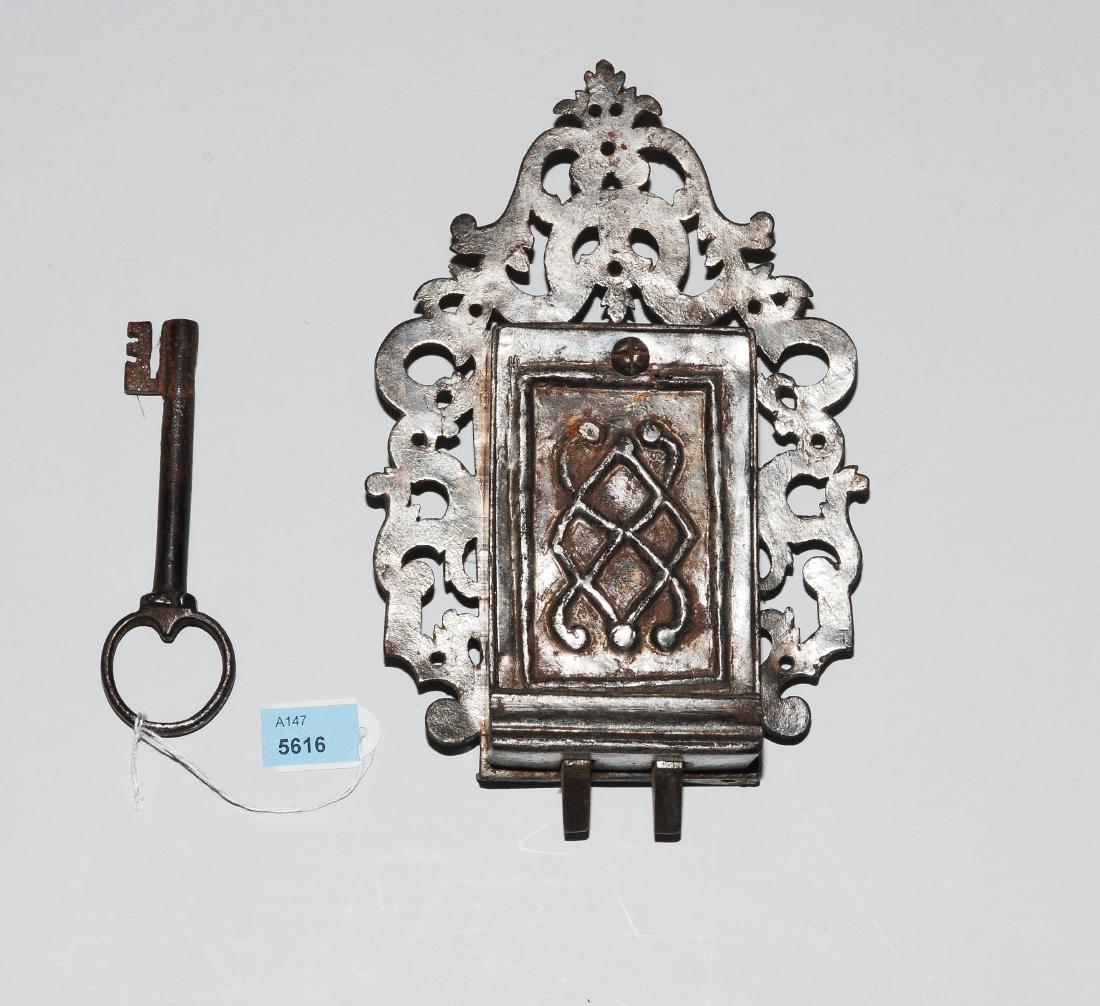 Möbelschloss 18.Jh. Eisen. Durchbrochen gearbeitete (1 of 1)