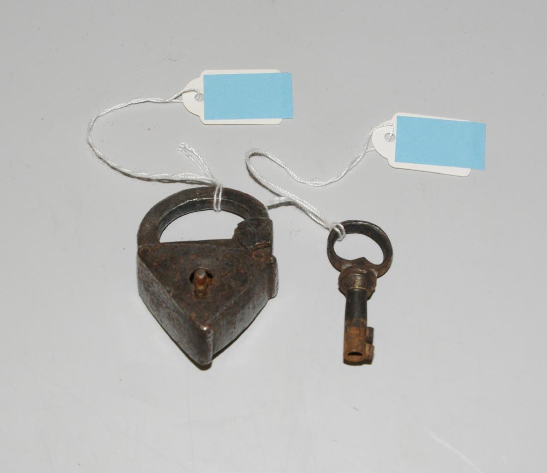 Kleines Vorhängeschloss 17.Jh. Eisen. Dreieckiges (1 of 1)