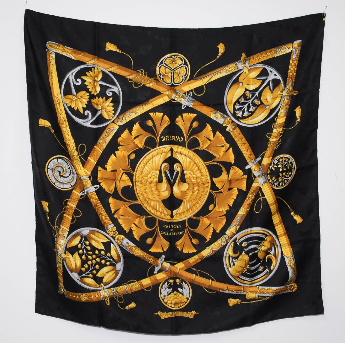Hermès, Carré "Daïmyo, princes du soleil levant" Seide.: Hermès, Carré "Daïmyo, princes du soleil levant" Seide. In Schwarz. In Original-Schachtel. 88x88 cm. Sehr guter Zustand.