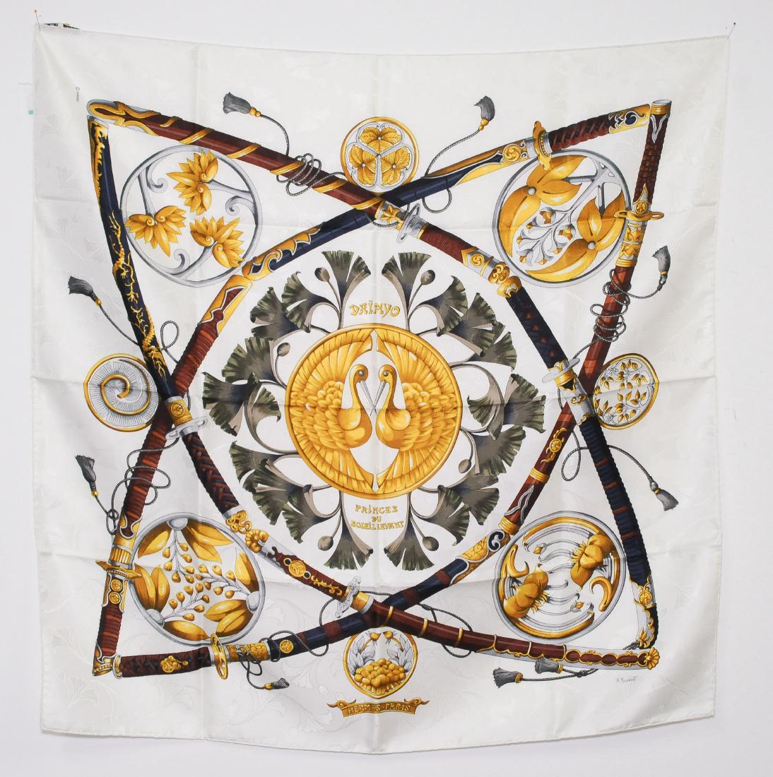 Hermès, Carré "Daïmyo, princes du soleil levant" Seide.: Hermès, Carré "Daïmyo, princes du soleil levant" Seide. In Weiss. In Original-Schachtel. 90x90 cm. Sehr guter Zustand.