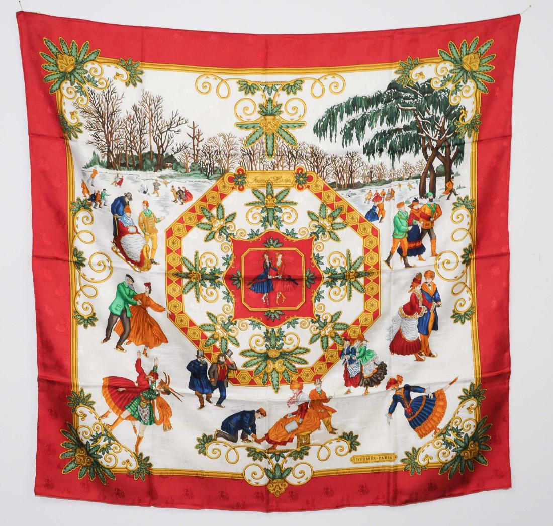 Hermès, Carré "Joies d'Hiver" Seide. Mit rotem Rand und: Hermès, Carré "Joies d'Hiver" Seide. Mit rotem Rand und weissem Grund. 90x90 cm. Minimal fleckig.