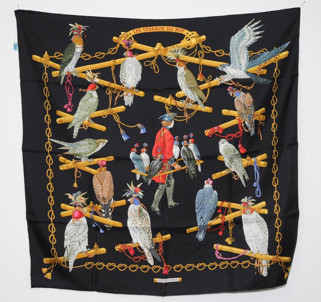 Hermès, Carré "Les Oiseaux du Roy" Seide. Schwarzer: Hermès, Carré "Les Oiseaux du Roy" Seide. Schwarzer Grund. In Original-Schachtel. 89x89 cm. Sehr guter Zustand.