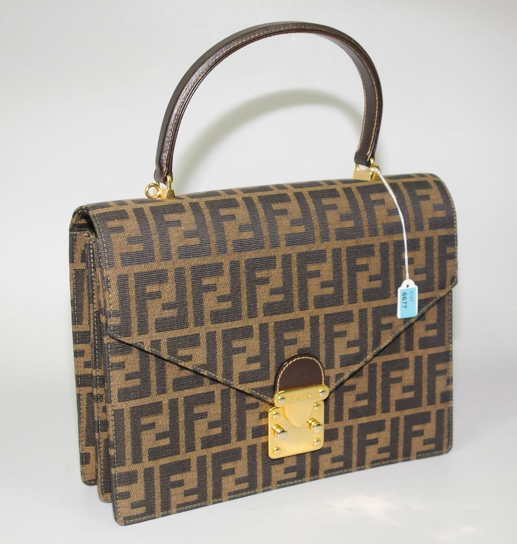 Fendi, Handtasche Aus Nylon mit beige-braunem: Fendi, Handtasche Aus Nylon mit beige-braunem Monogramm-Muster. Traggrif und abnehmbarer Schulterriemen. Überschlag mit Verschluss aus goldfarbenem Metall. 27,5x21x6 cm. Guter Zustand,