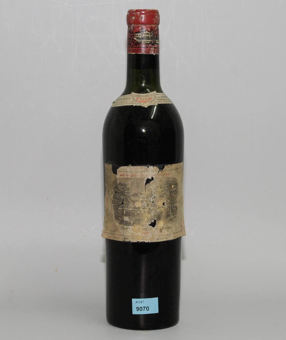 Chateau Lafite Rothschild 1953. 1er Grand Cru.: Chateau Lafite Rothschild 1953. 1er Grand Cru. Pauillac. 12 Flaschen. (Etiketten zum Teil stark beschädigt, Niveau 3x unterer Teil des Halses, 4x hohe Stelle an der Schulter, 4x Schultermitte, 1x unt