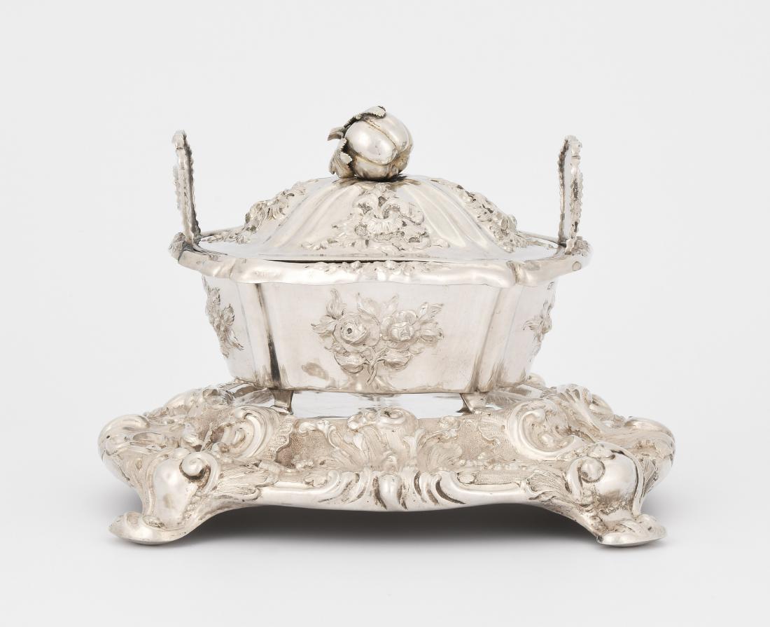 Dose auf Präsentoir Wien, 1850. Silber. Meistermarke (1 of 1)