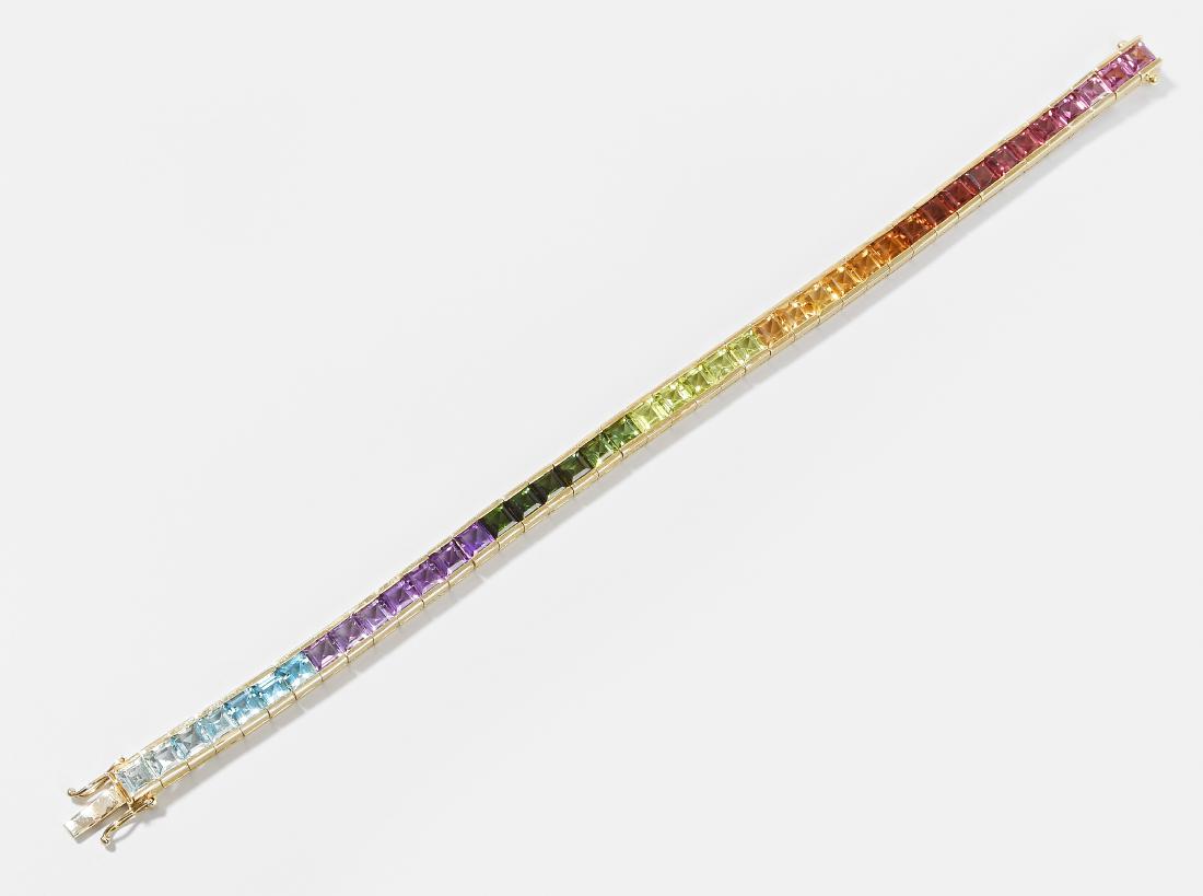Edelstein-Regenbogen-Bracelet 750 Gelbgold. Rivière aus: Edelstein-Regenbogen-Bracelet 750 Gelbgold. Rivière aus Aquamarinen, Topasen, Amethysten, grünen Turmalinen, Peridots, Citrinen, und Granaten in Carréschliff, 42 Stück je 4x4 mm. L 18 cm, 20,7 g.