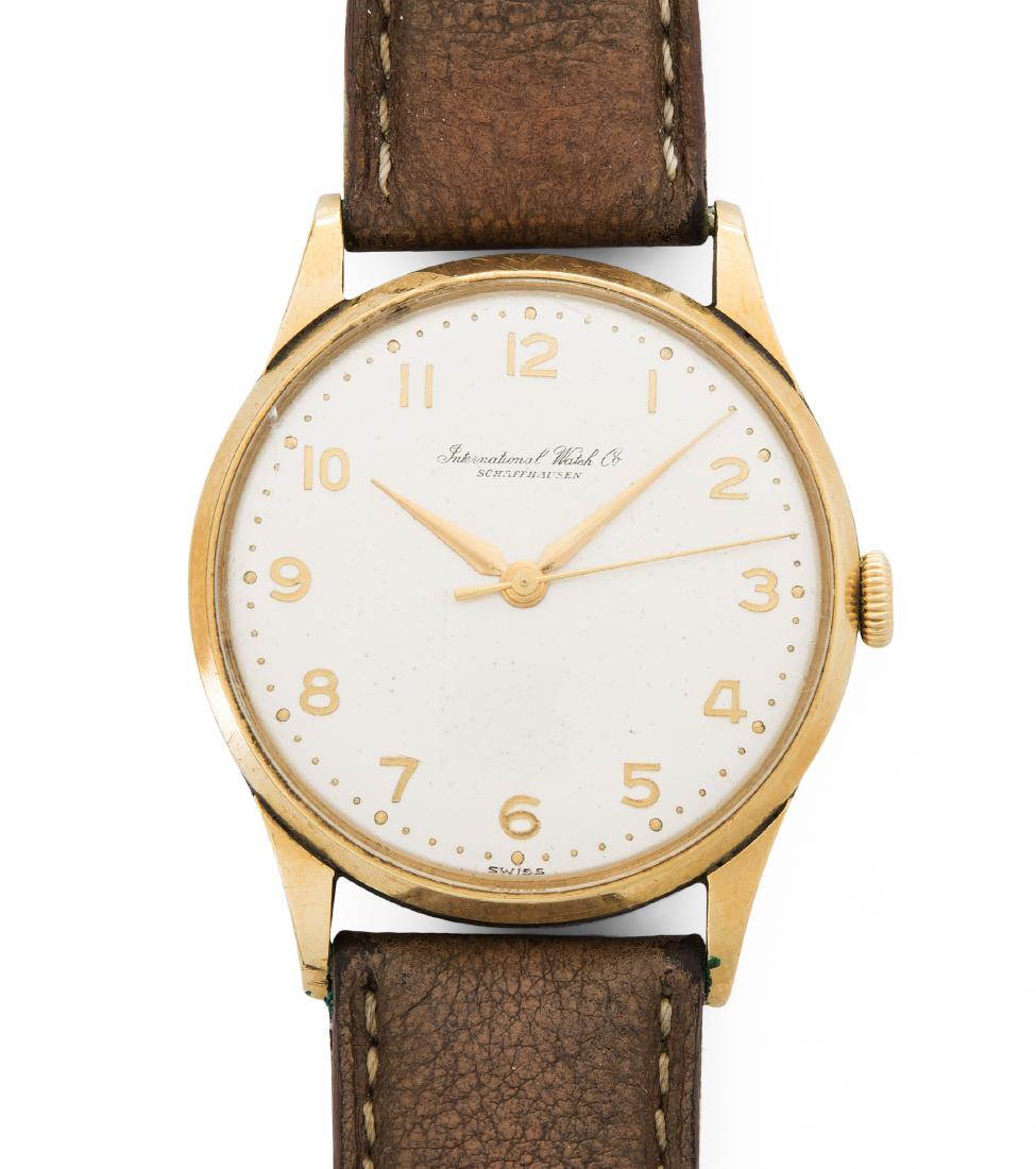 IWC Runde, mechanische Herrenarmbanduhr 1951 mit: IWC Runde, mechanische Herrenarmbanduhr 1951 mit Handaufzug in 750 Gelbgoldgehäuse ca. 20 g. Boden gedrückt mit Widmungsgravur, Werknummer 1223828, Kaliber 89, Referenznummer 1316882, D 33 mm. Silbe