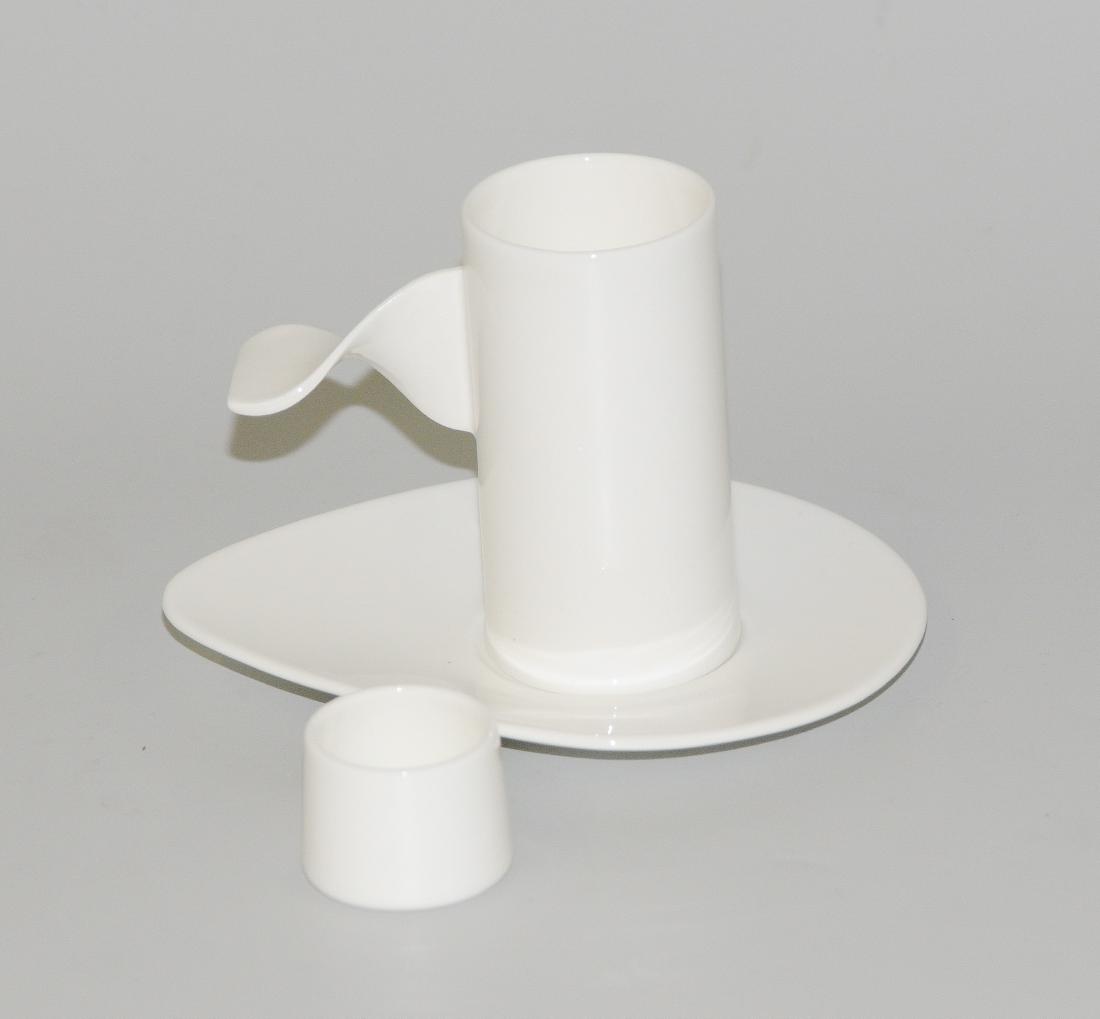 4 Espresso-Tassen, Alessi Entwurf: Will Alsop u.: 4 Espresso-Tassen, Alessi Entwurf: Will Alsop u. Frederico Grazzini 2009; "Hazel". Mit 4 Untertassen und 4 Milchschälchen . Bone China, weiss. Je 2 Stück in Originalverpackung. H (Tasse) 8,2 cm. - N