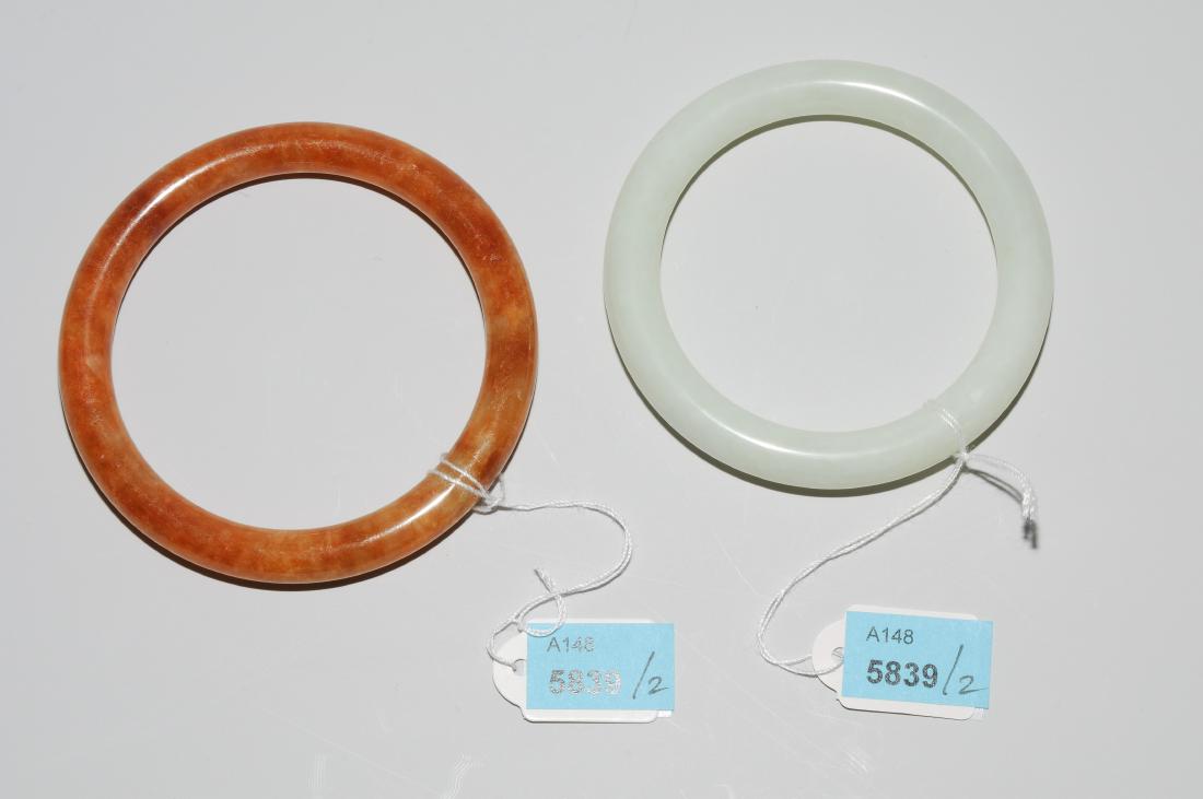 Lot: 2 Armreife China, 20.Jh. Celadonfarbene bzw. (1 of 1)