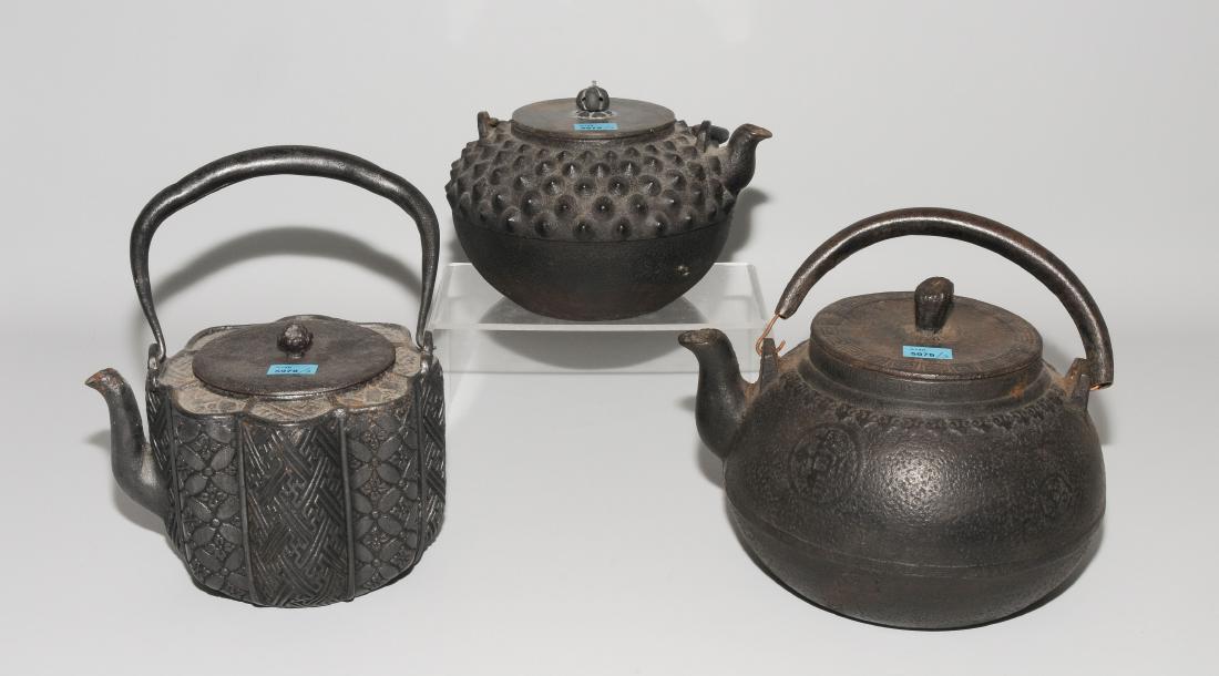 3 Tetsubin Japan, um 1900. Gusseisen. Drei unsignierte (1 of 1)