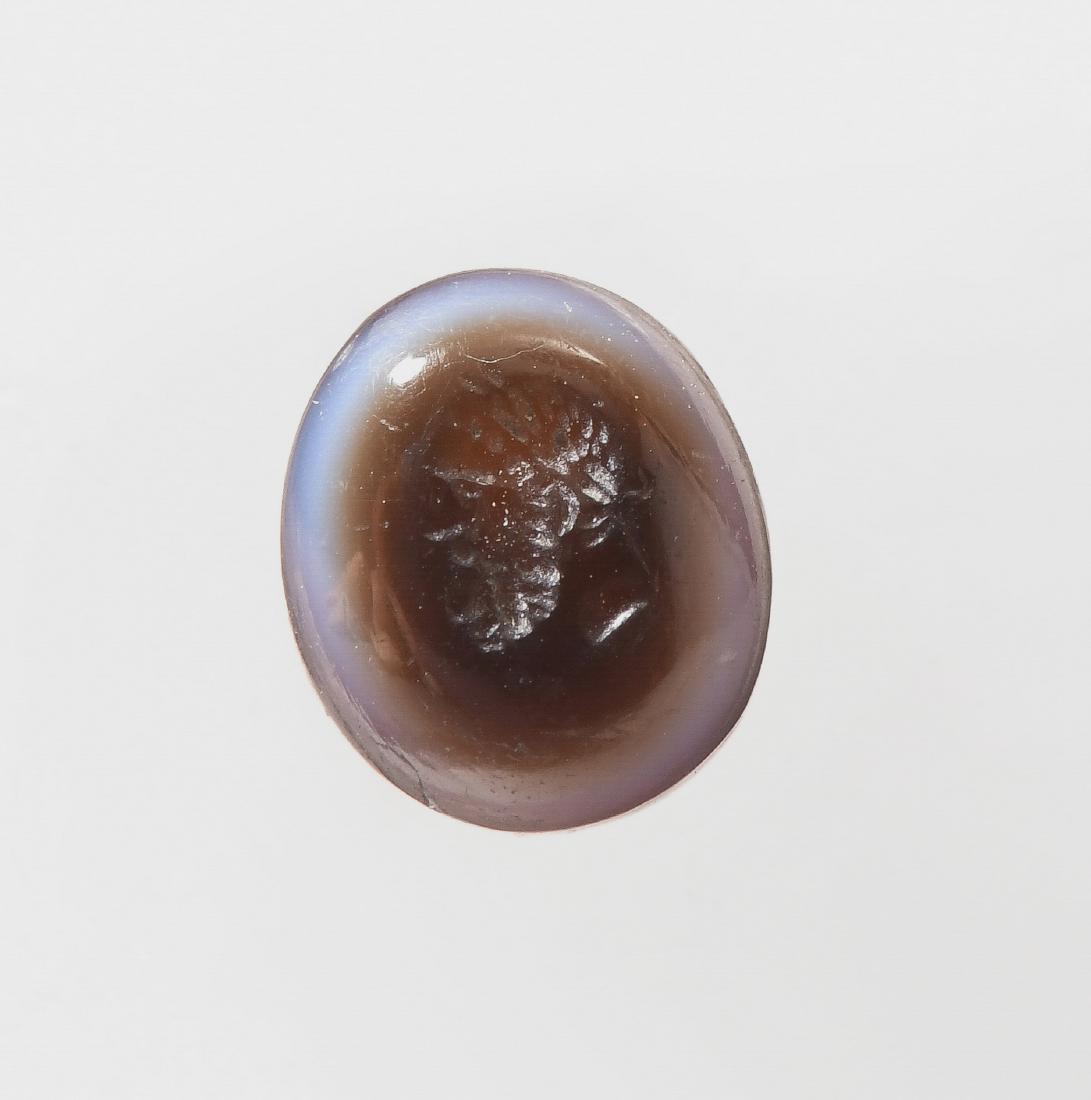 Intaglio Späthellenistisch. Sardonyx, dreischichtig.: Intaglio Späthellenistisch. Sardonyx, dreischichtig. Hochoval, konvex. Herakles-Kopf im Profil nach links. L 1 cm.