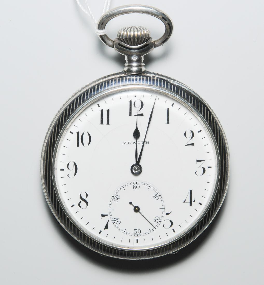 Zenith Runde, mechanische Herrentaschenuhr um 1914 in: Zenith Runde, mechanische Herrentaschenuhr um 1914 in Silbergehäuse mit Niello-Technik. Werknummer 2260761, Gehäusenummer 3119291, Referenznummer 1265, D 49 mm. Weisses Emailzifferblatt mit Haarriss