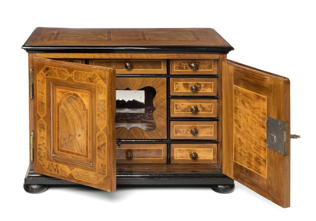 Kabinettschränkchen Barock, mit kleinen Ergänzungen. (1 of 1)