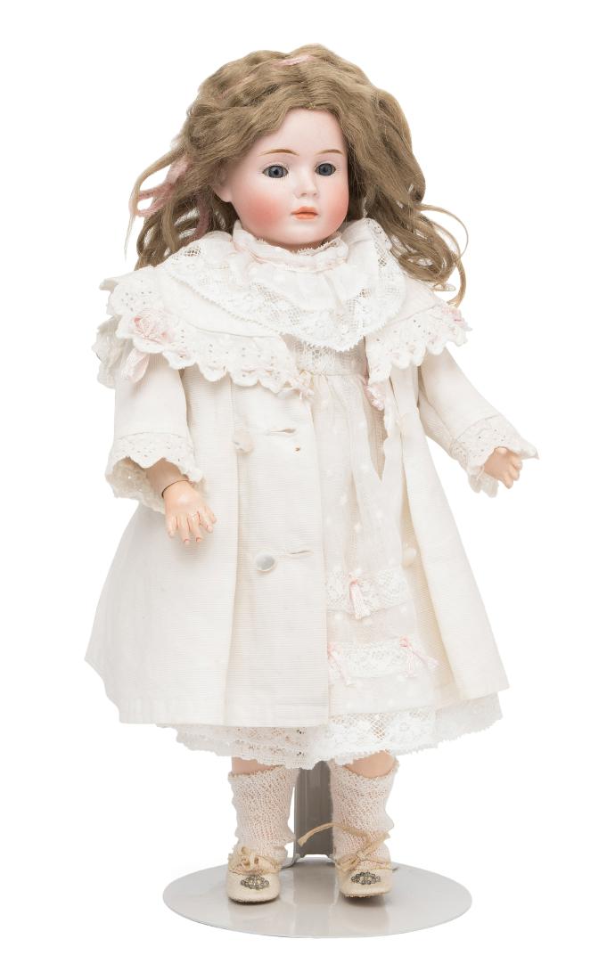 Kleine Baehr & Proeschild-Charakterpuppe "2033": Kleine Baehr & Proeschild-Charakterpuppe "2033" Deutschland, um 1912. Für Bruno Schmidt. Kurbelkopf mit Schlafaugen und geschlossenem Mund aus Biscuit-Porzellan. Halsmarke: "2033, BSW(in Herz), 537".