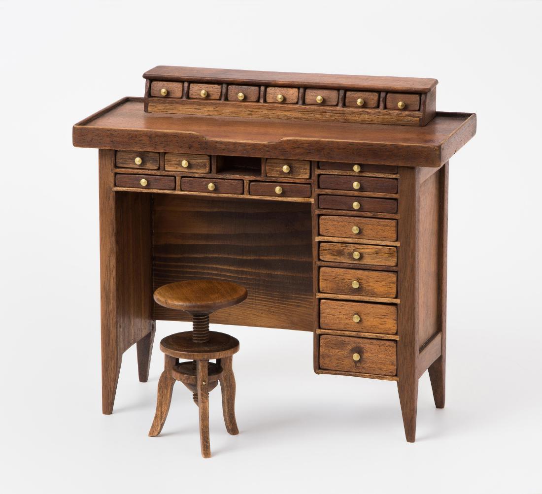 Miniatur-Uhrmachertisch Mitte 20.Jh. Nussbaum, gebeizt. (1 of 1)