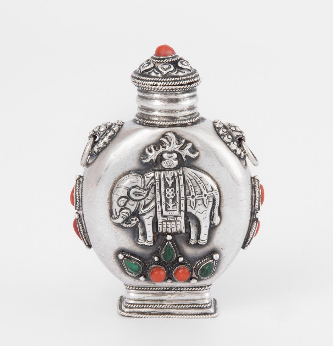 Snuffbottle.  Mongolei. Silber mit Koralle und Malachit (1 of 1)