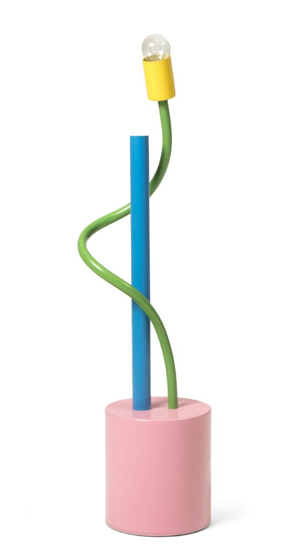 de Lucchi, Michele Leuchte Sinerpica, Entwurf 1978.: de Lucchi, Michele Leuchte Sinerpica, Entwurf 1978. Ausführung Kumewa. Lackiertes Metall. Funktionsfähig. Guter Zustand. H 78 cm.