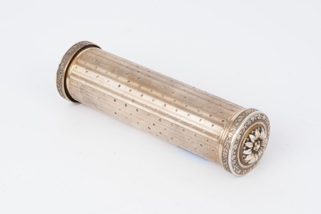 Handwärmer Paris, um 1900. Silber. Meistermarke EG.: Handwärmer Paris, um 1900. Silber. Meistermarke EG. Zylindrische Form, die beiden Schraubdeckeln mit reliefierten Blüten, Wandung fein guillochiert mit Punktedekor. Darin Wärmeeisen. Meister-, Gara