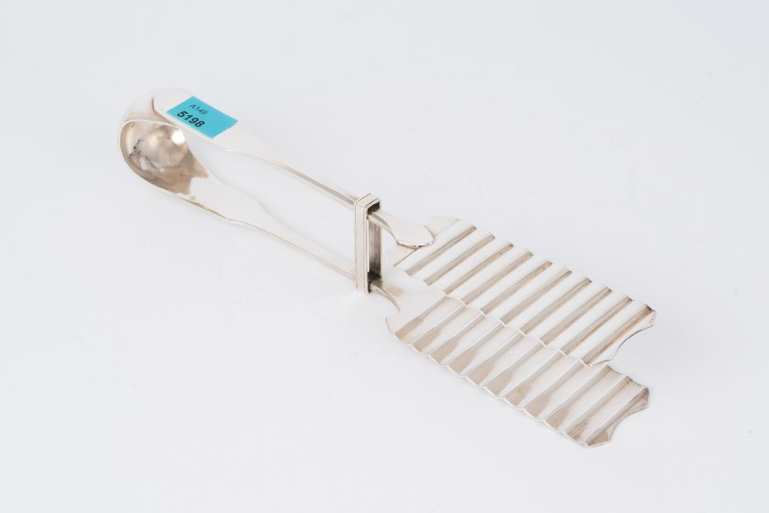 Spargelzange Bremen, 20.Jh. Silber. Herstellermarke: Spargelzange Bremen, 20.Jh. Silber. Herstellermarke Koch & Bergfeld. Halbmond/Krone, Herstellermarke, Feingehalt mind. 800. L 24 cm, ca. 186 g.