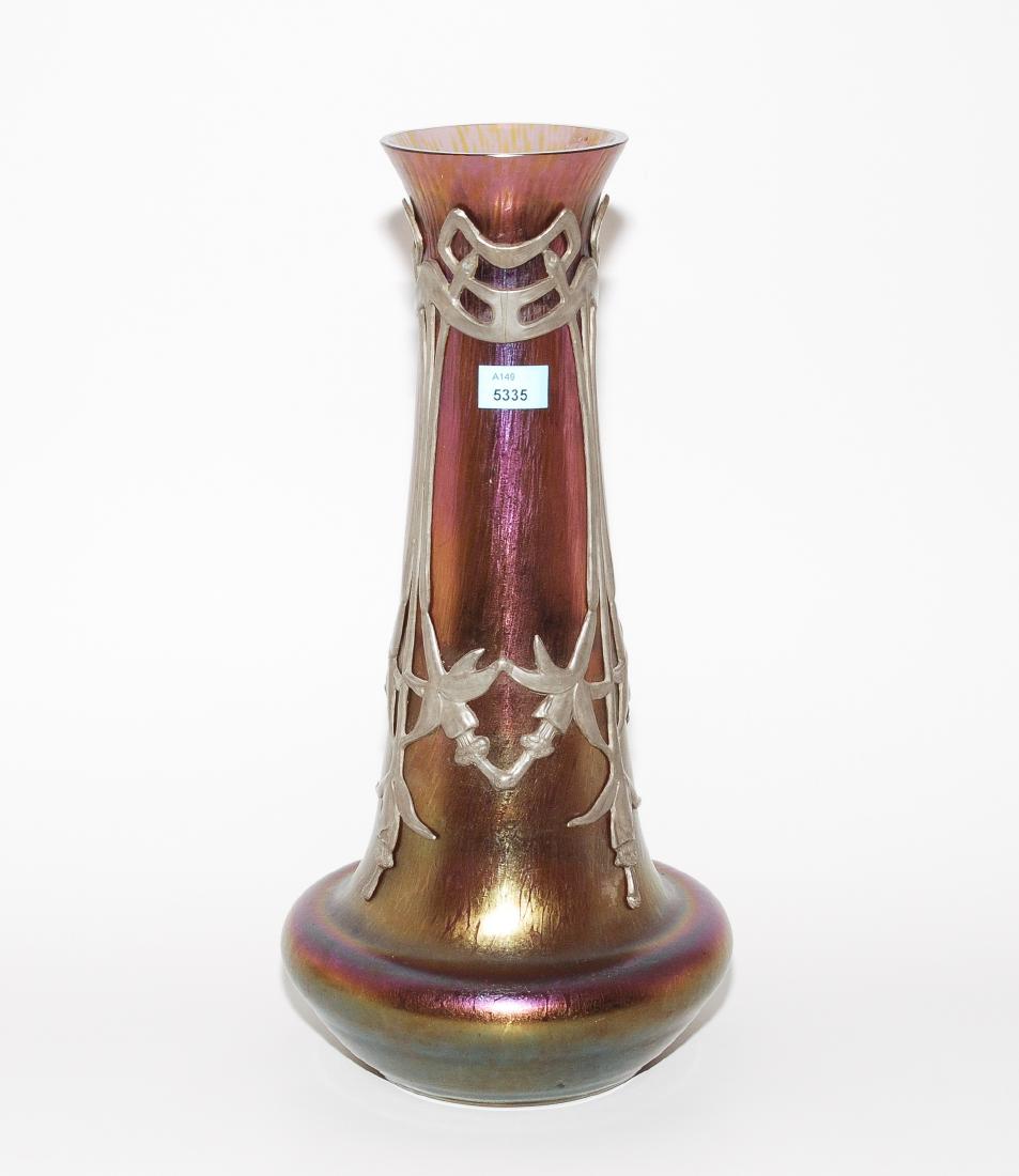 *Vase Böhmen, um 1900. Violetes Glas, irisiert und (1 of 1)
