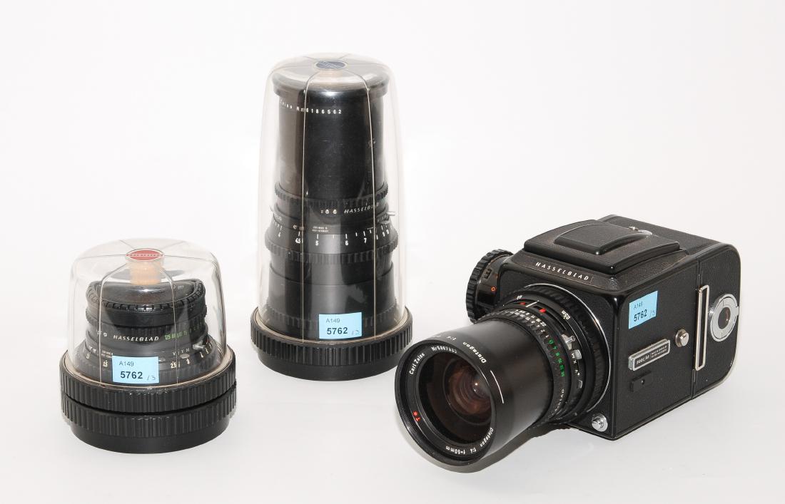 Fotoapparat "Hasselblad 500 C/M" Schweden, 1970/80er: Fotoapparat "Hasselblad 500 C/M" Schweden, 1970/80er Jahre. Zubehör: 3 Objektive. (1) Distagon 1:4 f50mm, Nr. 5967989. (2) Planar 1:2,8 f80mm, Nr. 5657691. (3) Sonnar 1:5,6 f250mm, Nr. 6186562. H 10,