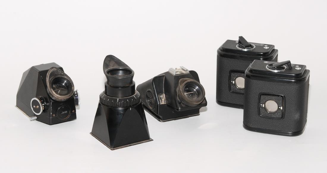 Lot: Fotokamera-Zubehör "Hasselblad" Schweden,: Lot: Fotokamera-Zubehör "Hasselblad" Schweden, 1970/80er Jahre. (1) TTL Prismensucher Sucher 45° Prism Finder. (2) Hasselblad Starrer Lichtschacht Rigid Waist Level Finder for für habla V-System. (